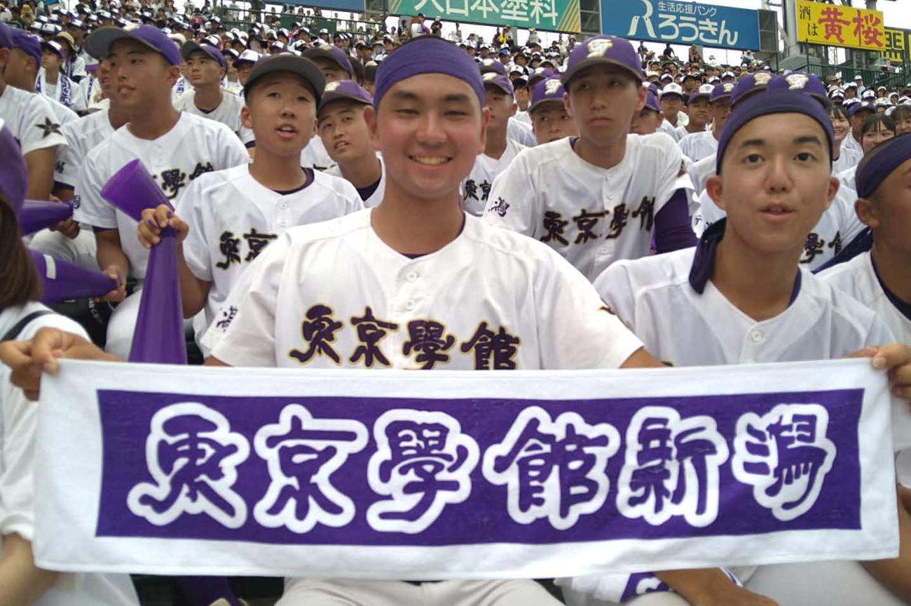 市和歌山対東京学館新潟　応援団長の佐藤陸は、甲子園から応援グッズとして取り入れられた校名入りタオルを掲げる（撮影・林亮佑）