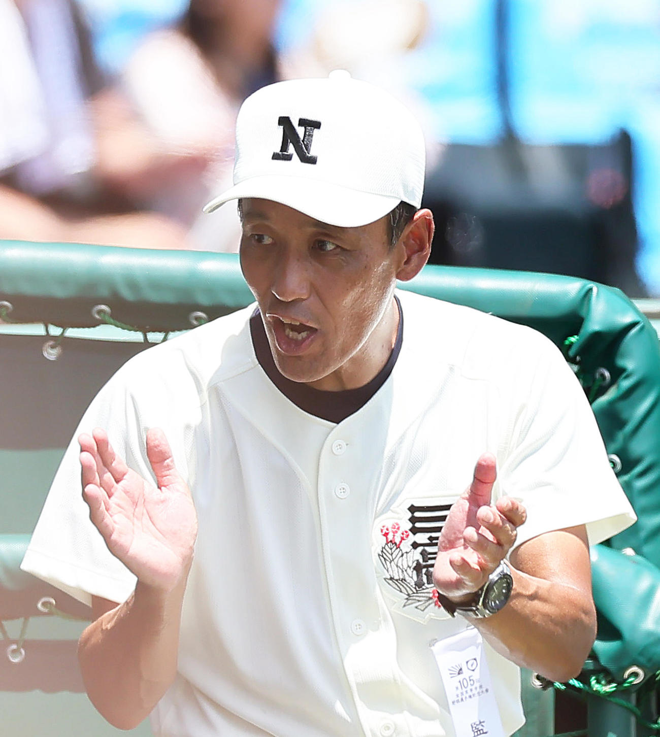 社対日大三　選手に声をかける日大三・三木監督（撮影・足立雅史）