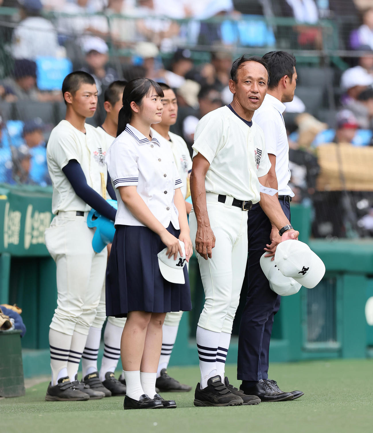 社対日大三　初戦を勝利で飾った日大三・三木監督（右）（撮影・足立雅史）