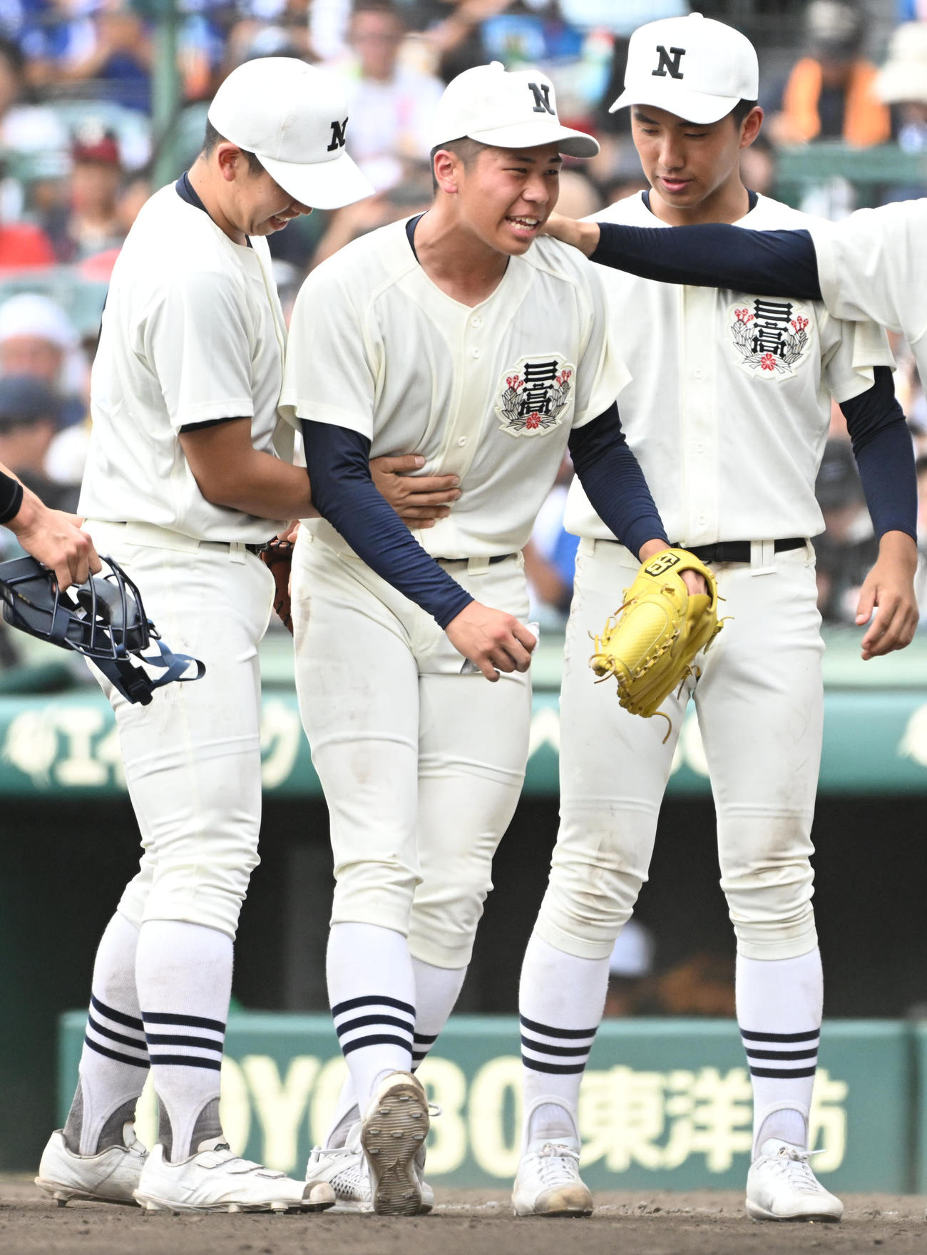 社対日大三　試合後に足がつる安田虎汰郎（中央）（撮影・石井愛子）