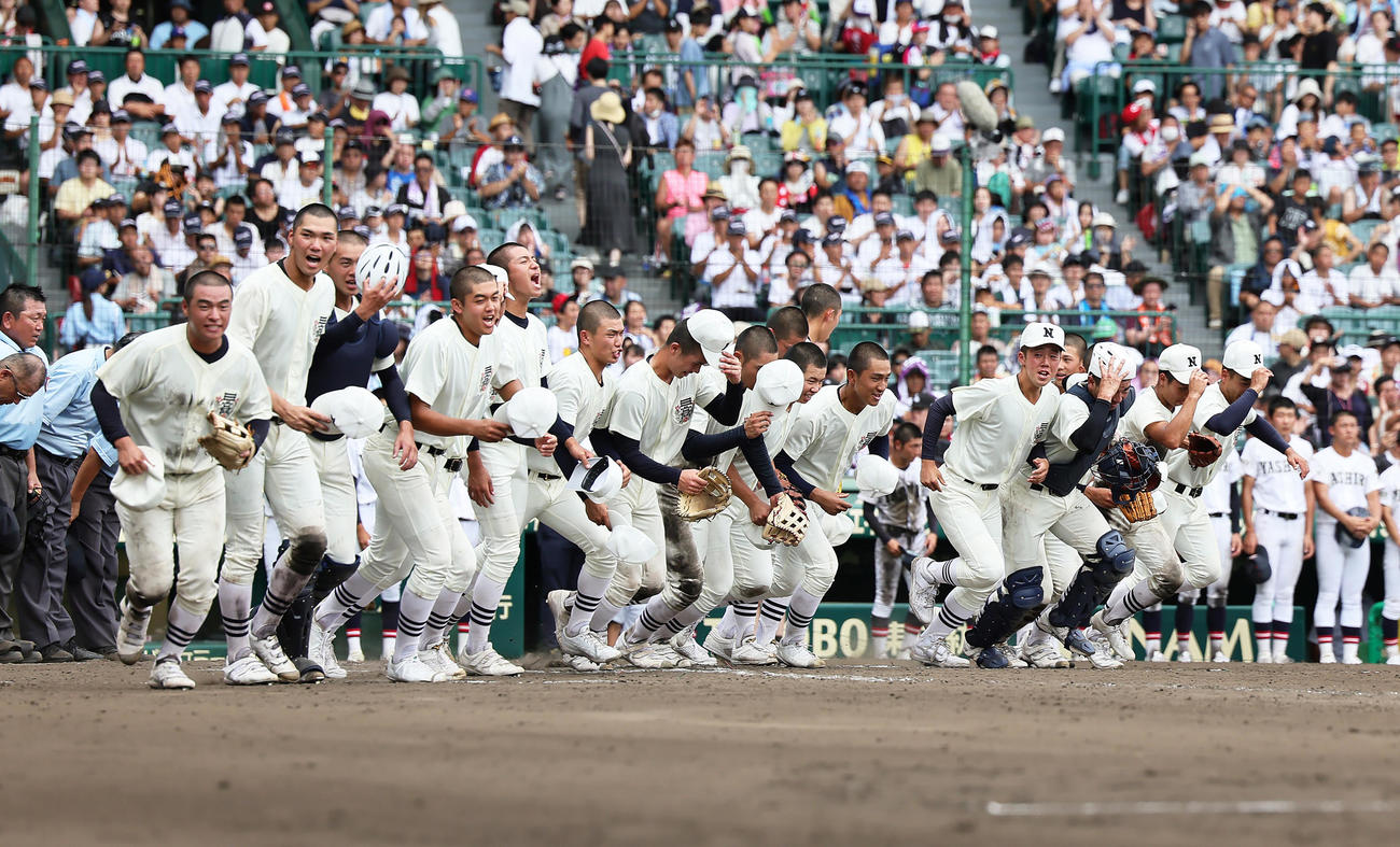 社対日大三　勝利しスタンドへ駆け出す日大三（撮影・足立雅史）