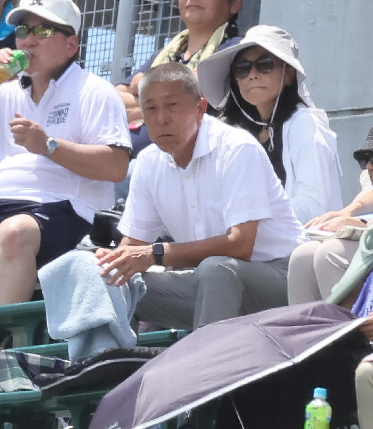 社対日大三　スタンドから試合を観戦する日大三・前監督の小倉氏（撮影・足立雅史）