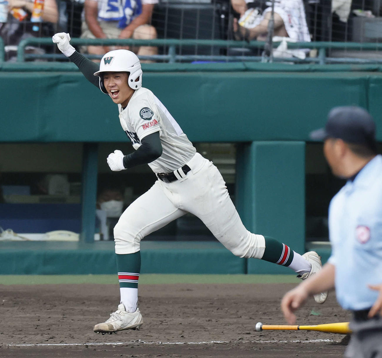 市和歌山対東京学館新潟　3回表市和歌山1死二、三塁、右前に勝ち越しの2点適時打を放ちガッツポーズする大路（撮影・藤尾明華）