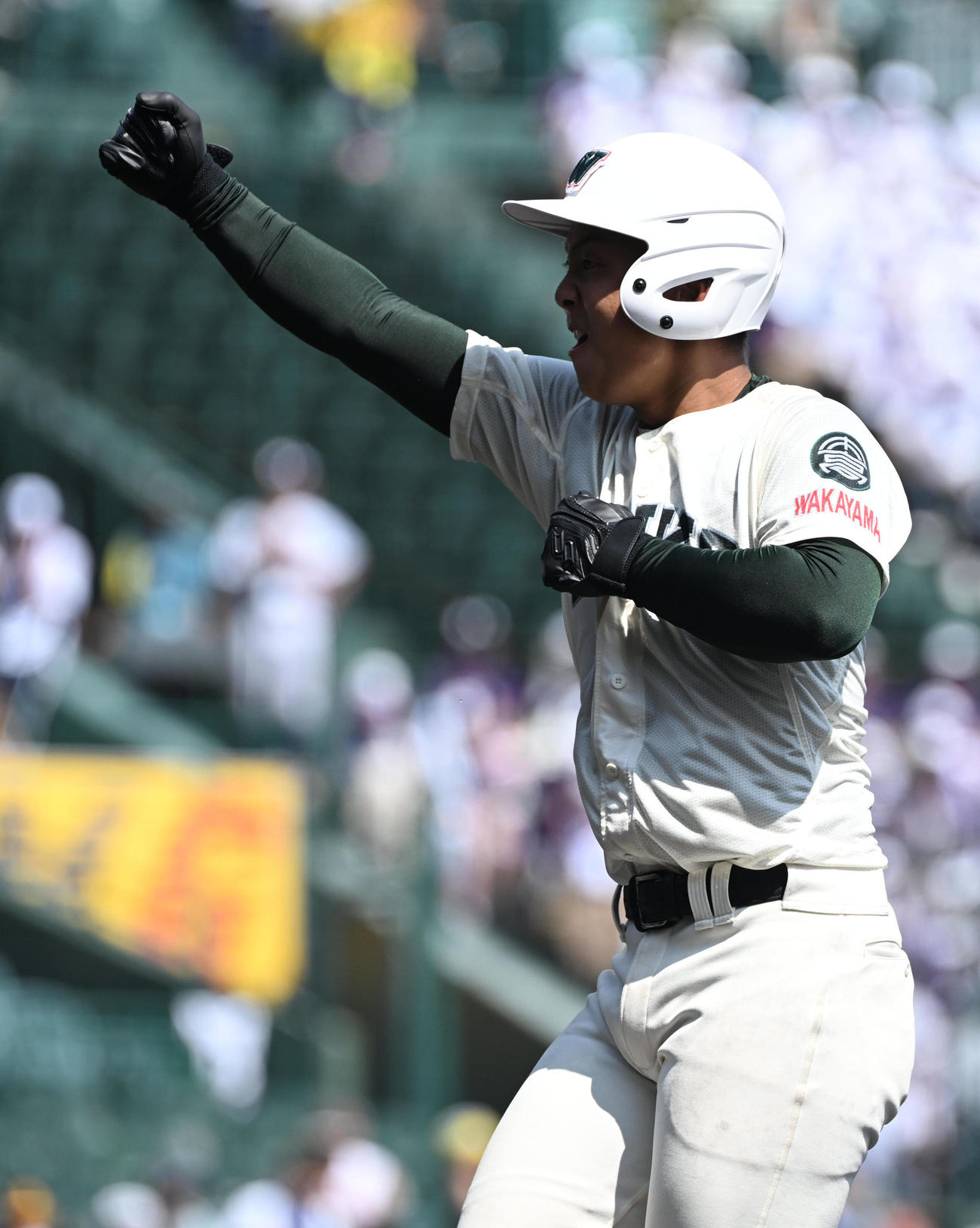 市和歌山対東京学館新潟　1回表市和歌山1死一、三塁、右前に先制適時打を放った麹家はポーズ（撮影・和賀正仁）