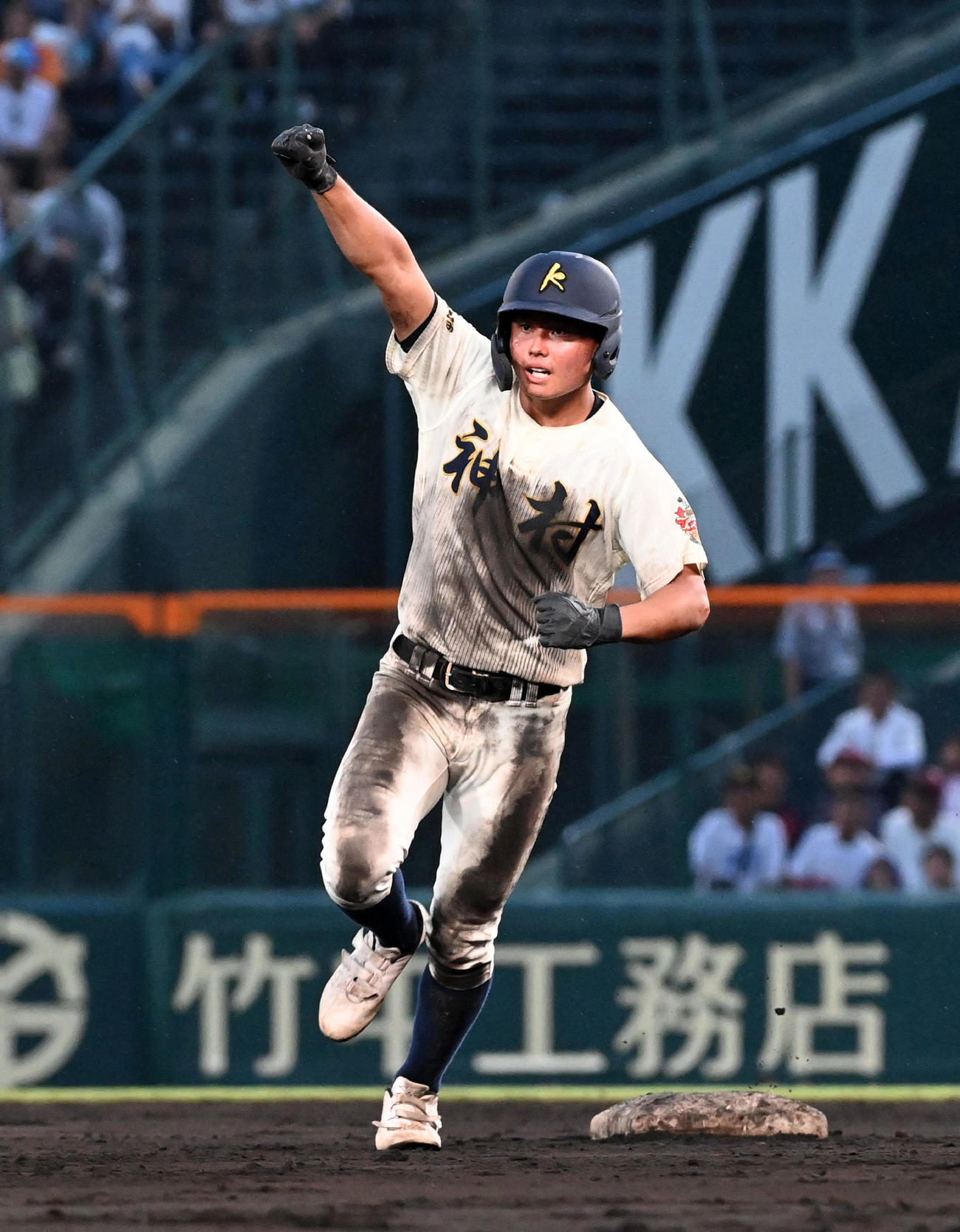 神村学園対立命館宇治　6回表神村学園2死二塁、今岡歩夢はバックスクリーンに2点本塁打を放ちガッツポーズ（撮影・前岡正明）