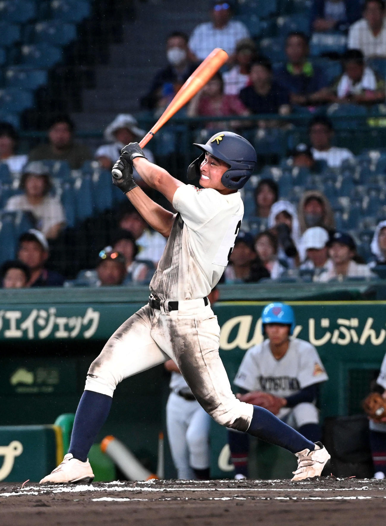 神村学園対立命館宇治　6回表神村学園2死二塁、今岡歩夢はバックスクリーンに2点本塁打を放つ（撮影・前岡正明）