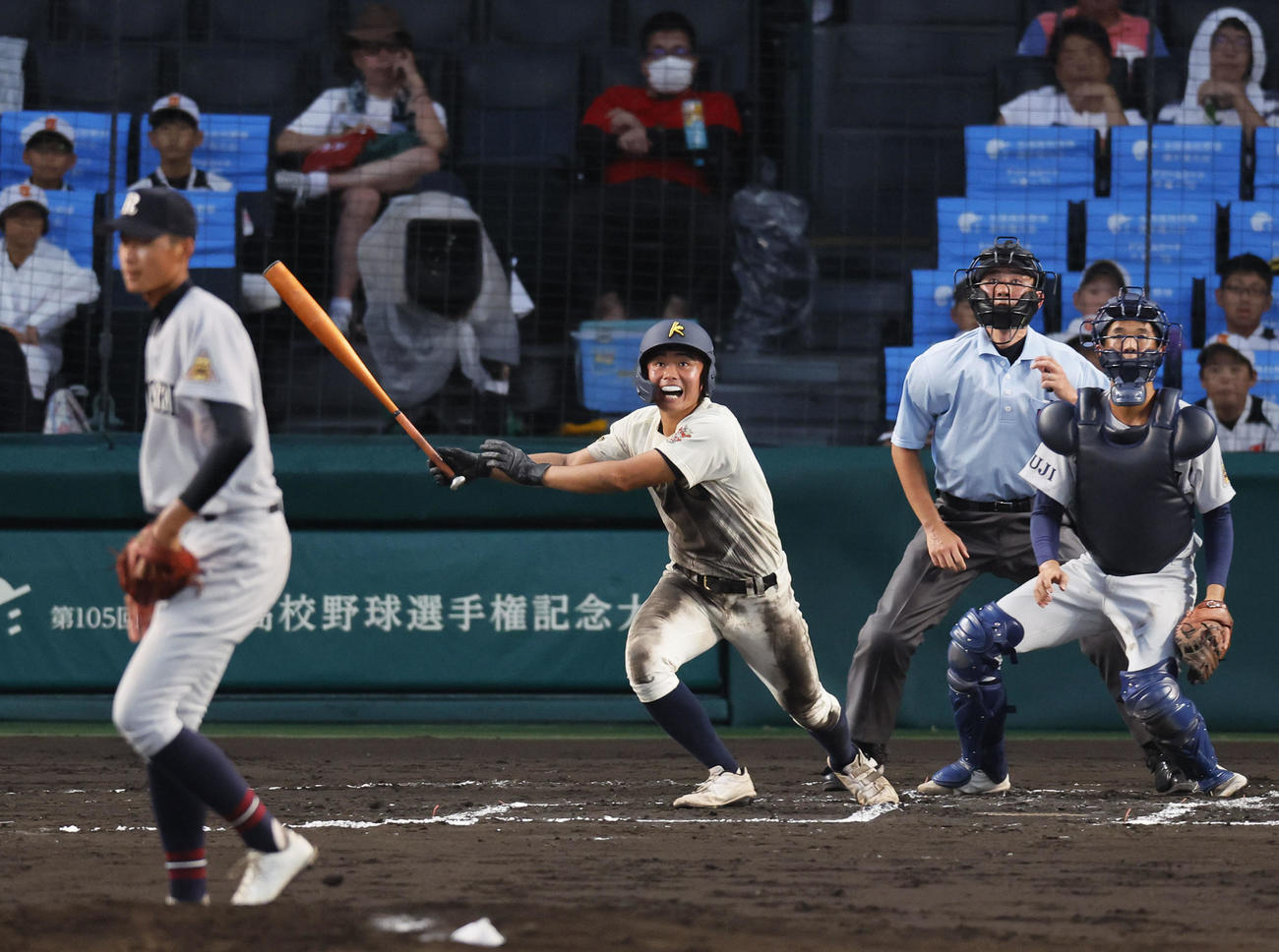 神村学園対立命館宇治　6回表神村学園2死二塁、今岡歩夢は中越えに2点本塁打を放つ（撮影・藤尾明華）