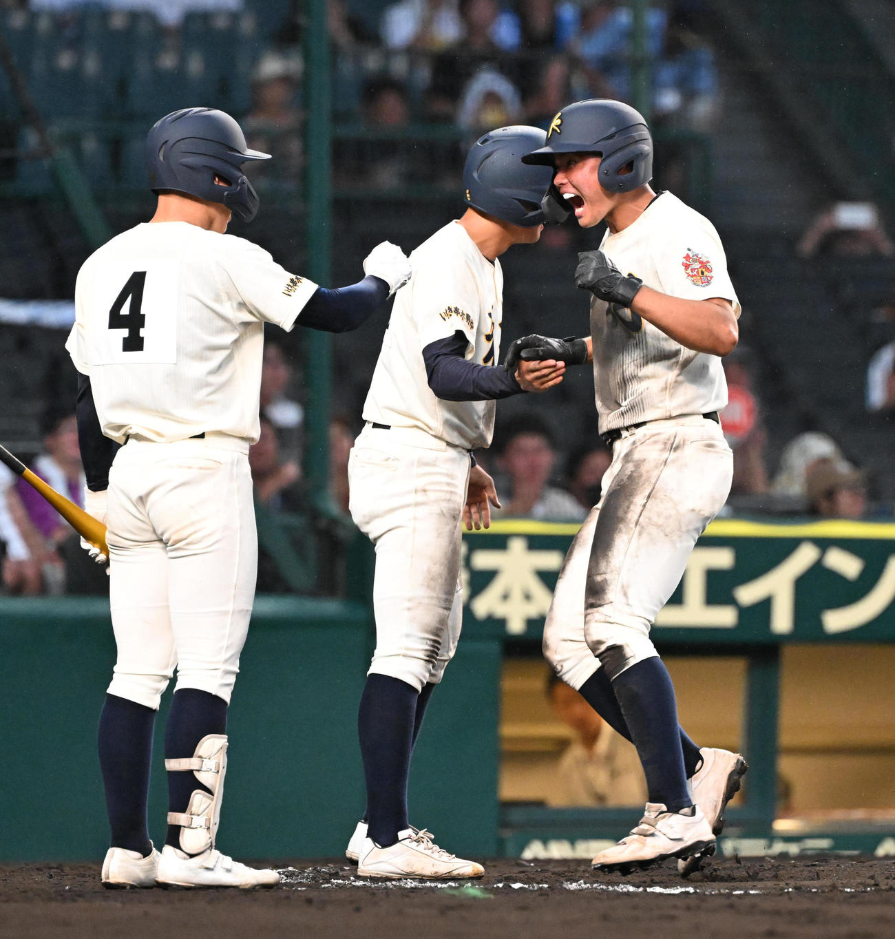 神村学園対立命館宇治　6回表神村学園2死二塁、中越え本塁打を放ち生還する今岡歩夢（撮影・和賀正仁）