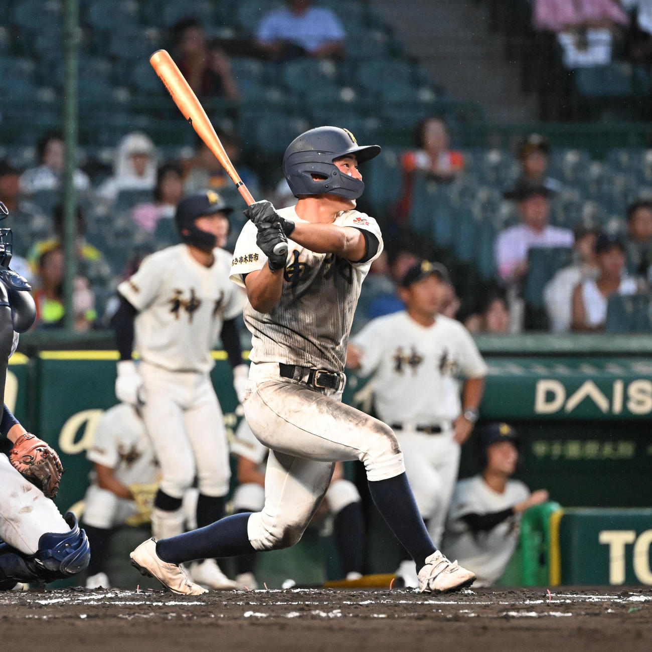 神村学園対立命館宇治　6回表神村学園2死二塁、中越え2点本塁打を放つ今岡歩夢（撮影・和賀正仁）