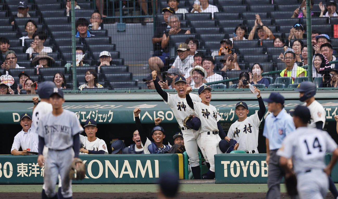 4回表神村学園2死一塁、今岡歩夢の適時三塁打にガッツポーズをする神村学園ナイン（撮影・藤尾明華）