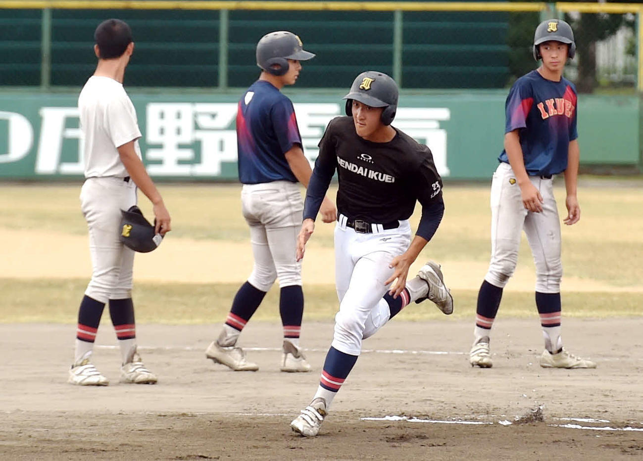 軽快にベースランニングする仙台育英・橋本（中央）（撮影・相沢孔志）