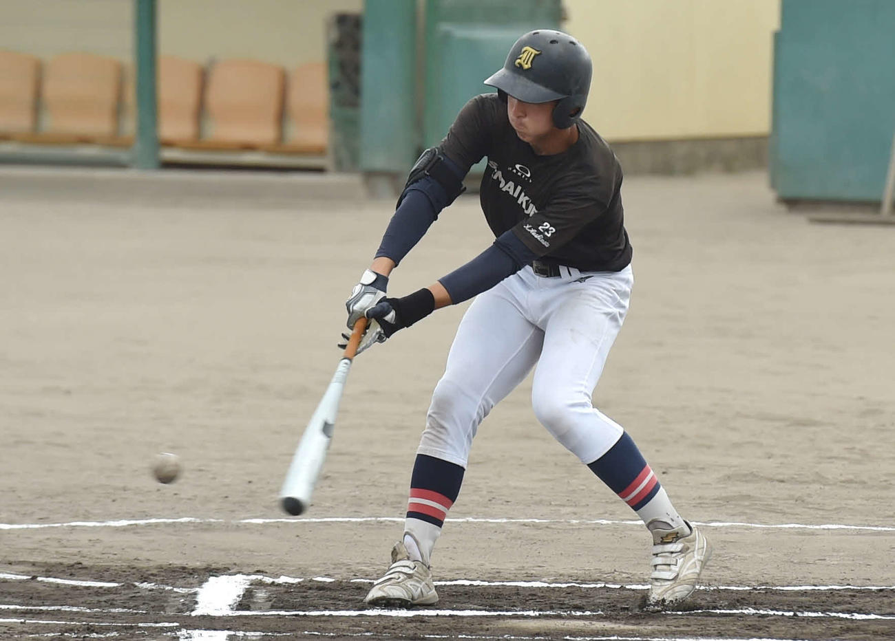 打撃練習で低めのボールをミートする橋本