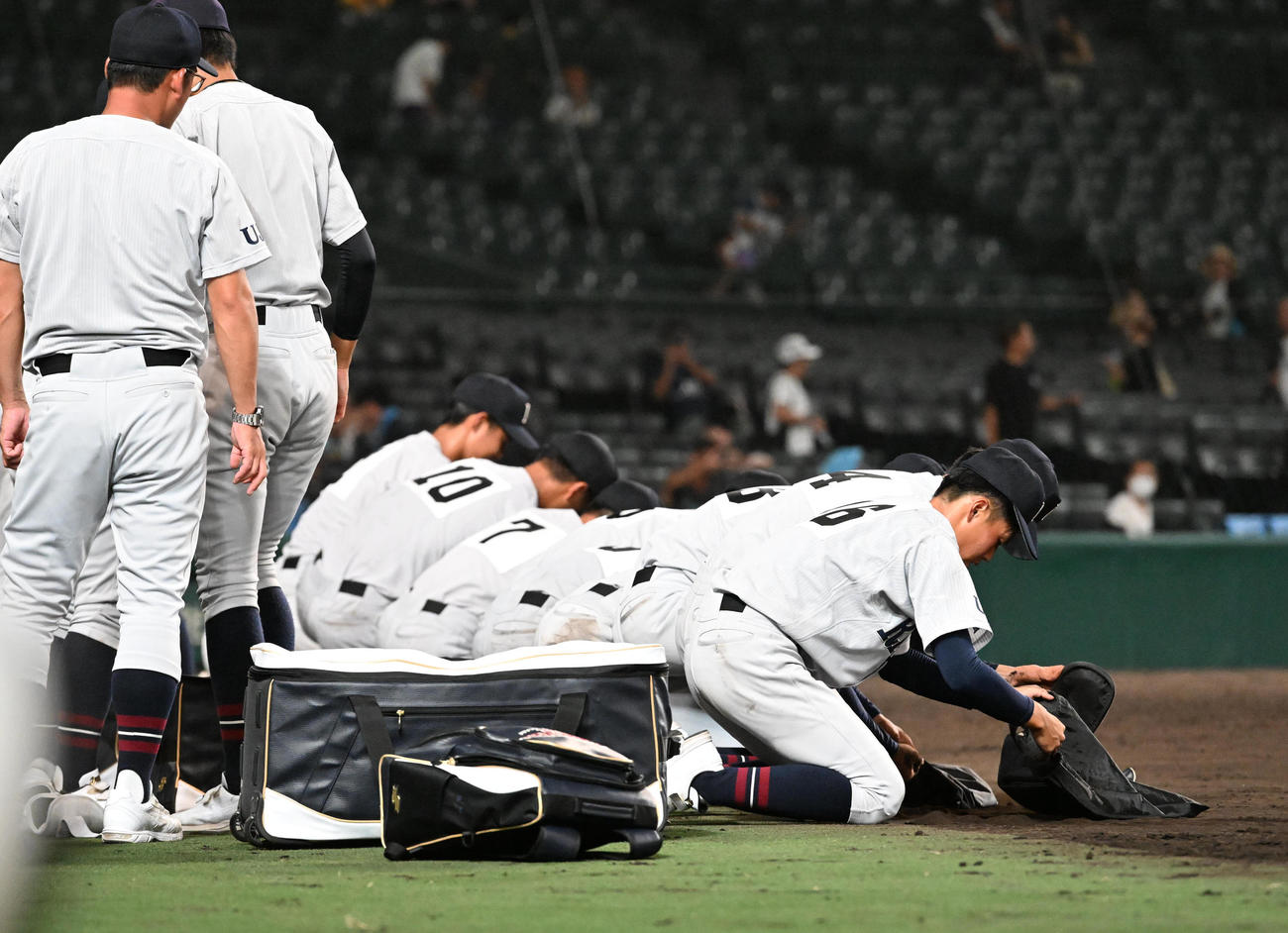神村学園対立命館宇治　神村学園に敗れ甲子園の土を集める立命館宇治ナイン（撮影・和賀正仁）