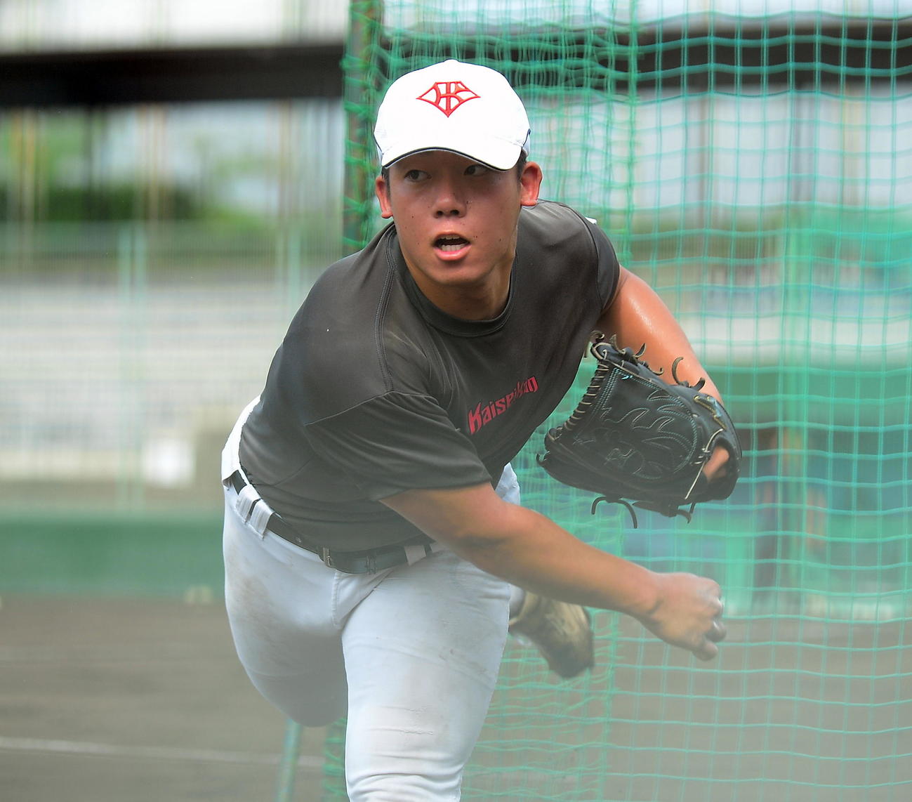 ブルペンで投げ込む浜松開誠館・近藤