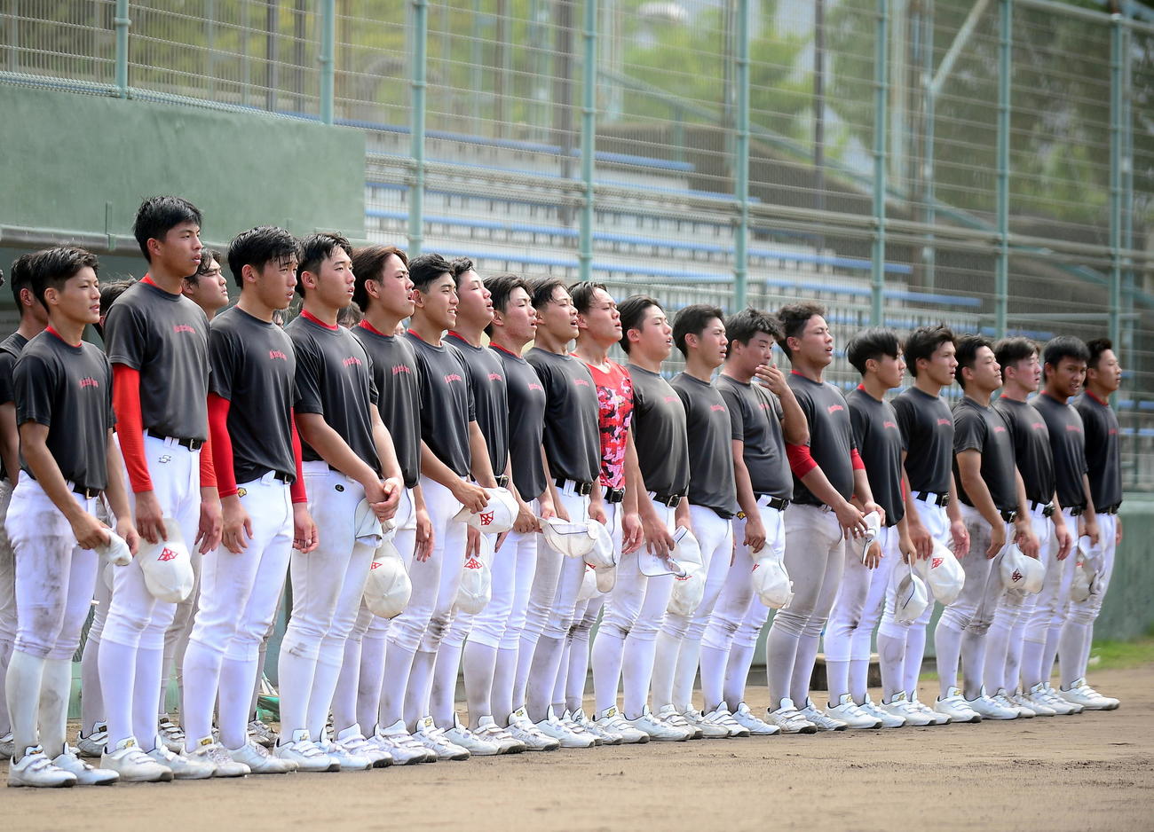 練習後、グラウンドにあいさつをする浜松開誠館ナイン