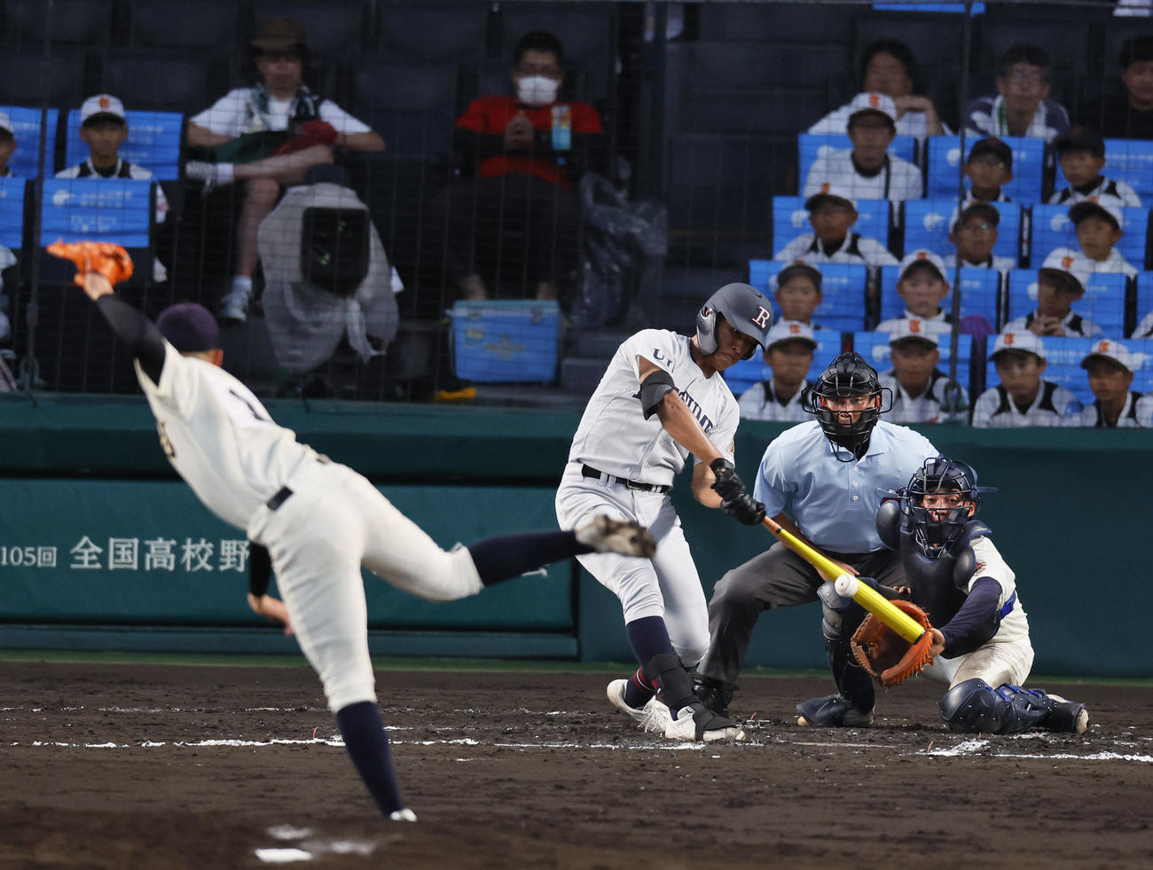 神村学園対立命館宇治　6回裏立命館宇治無死二塁、北川は右越えに適時二塁打を放つ（撮影・藤尾明華）