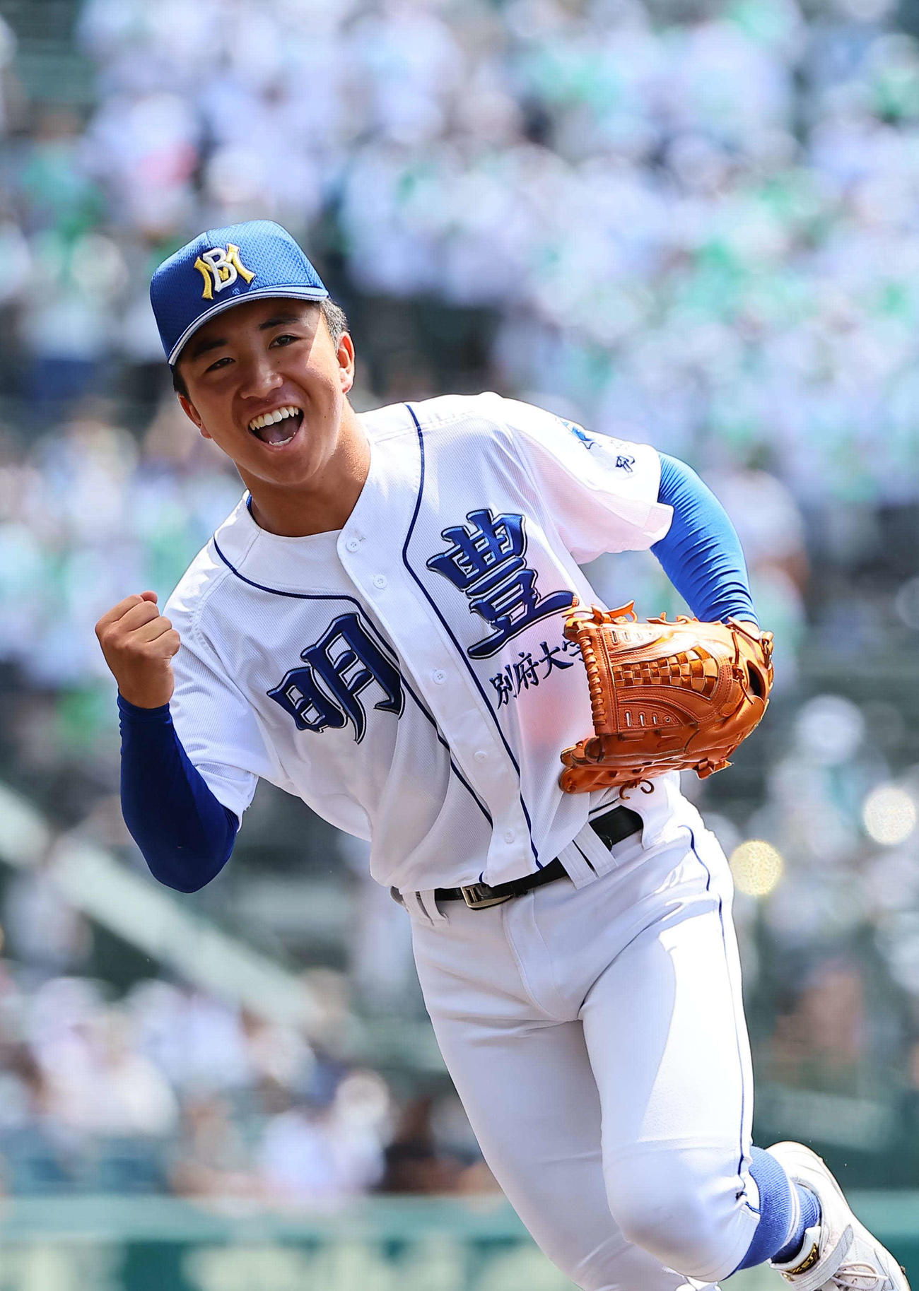 明豊対北海　初回を無失点に抑え笑顔でガッツポーズをする明豊・先発の中山（撮影・上田博志）