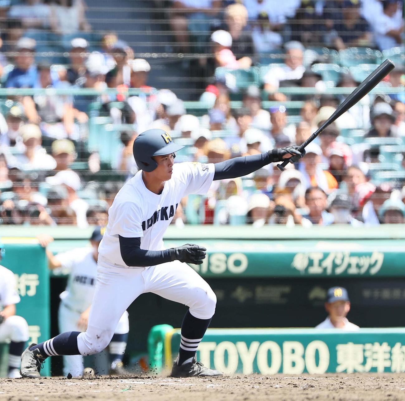 明豊対北海　4回裏北海無死一塁、熊谷は左前打を放つ（撮影・上田博志）