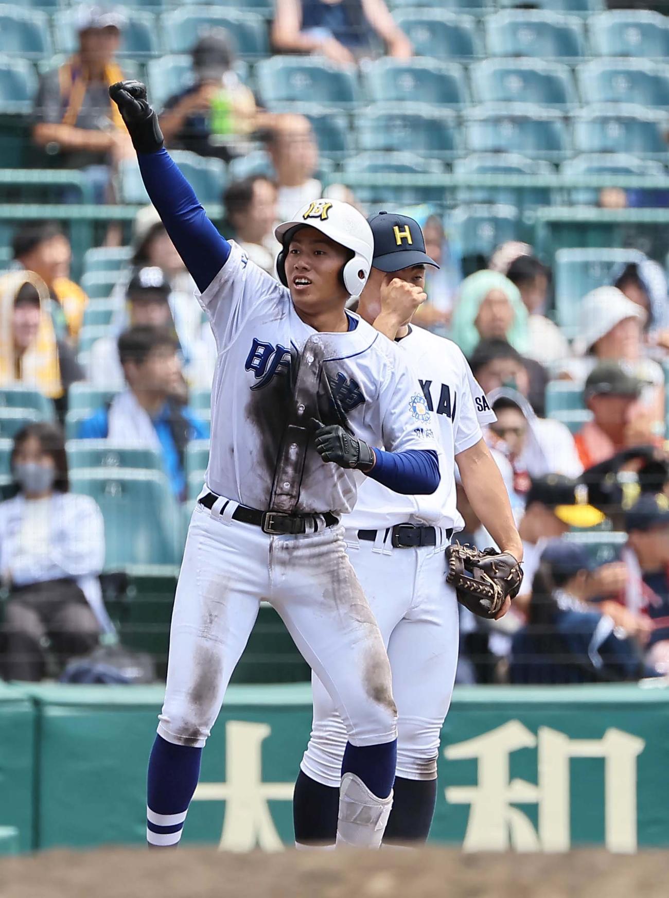 明豊対北海　5回表明豊1死一、二塁、中越えへ逆転2点適時三塁打を放った西村はガッツポーズをする（撮影・上田博志）
