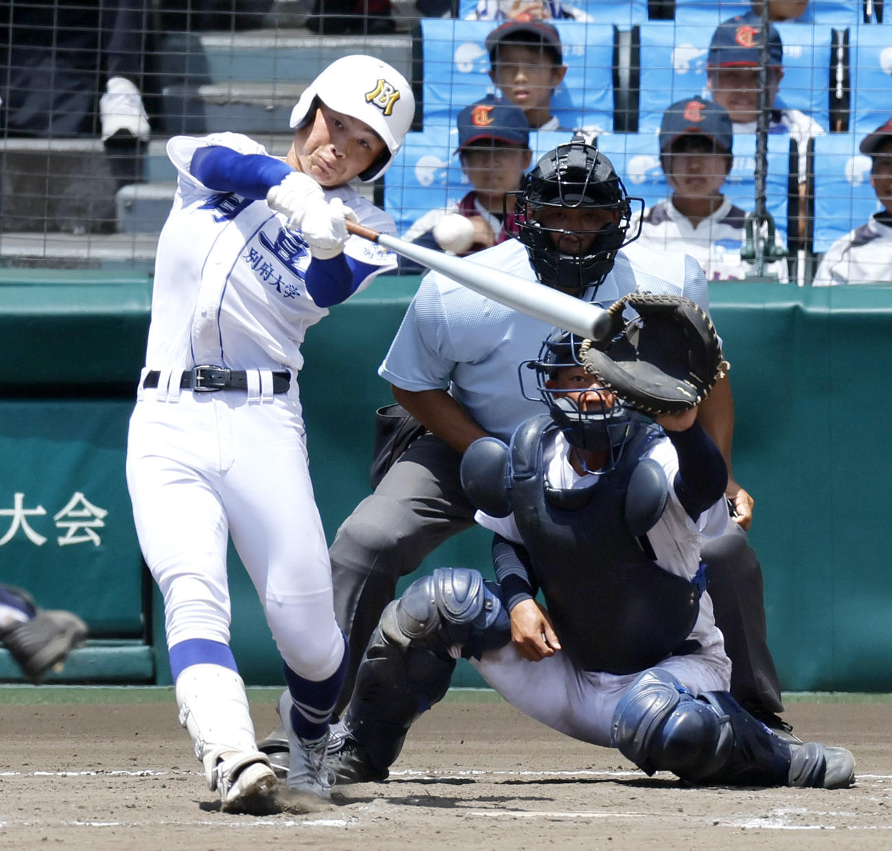 明豊対北海　7回表明豊1死一、二塁、石田は右越え2点三塁打を放つ（撮影・上山淳一）