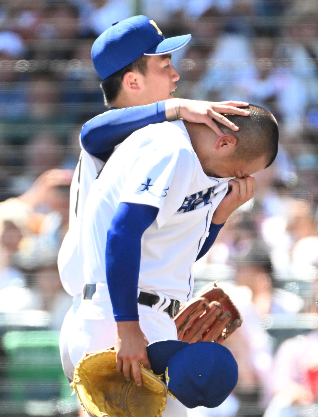 明豊対北海　タイブレーク10回裏北海1死一、三塁、大石にサヨナラ左前適時打を浴び泣き崩れる明豊の野田（（手前）撮影・石井愛子）