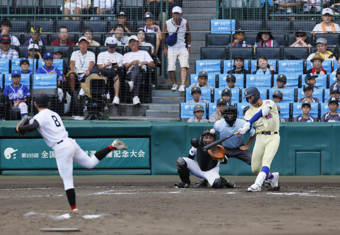 星稜対創成館　9回裏星稜無死三塁、武内は左越えに2点本塁打を放つ（撮影・藤尾明華）