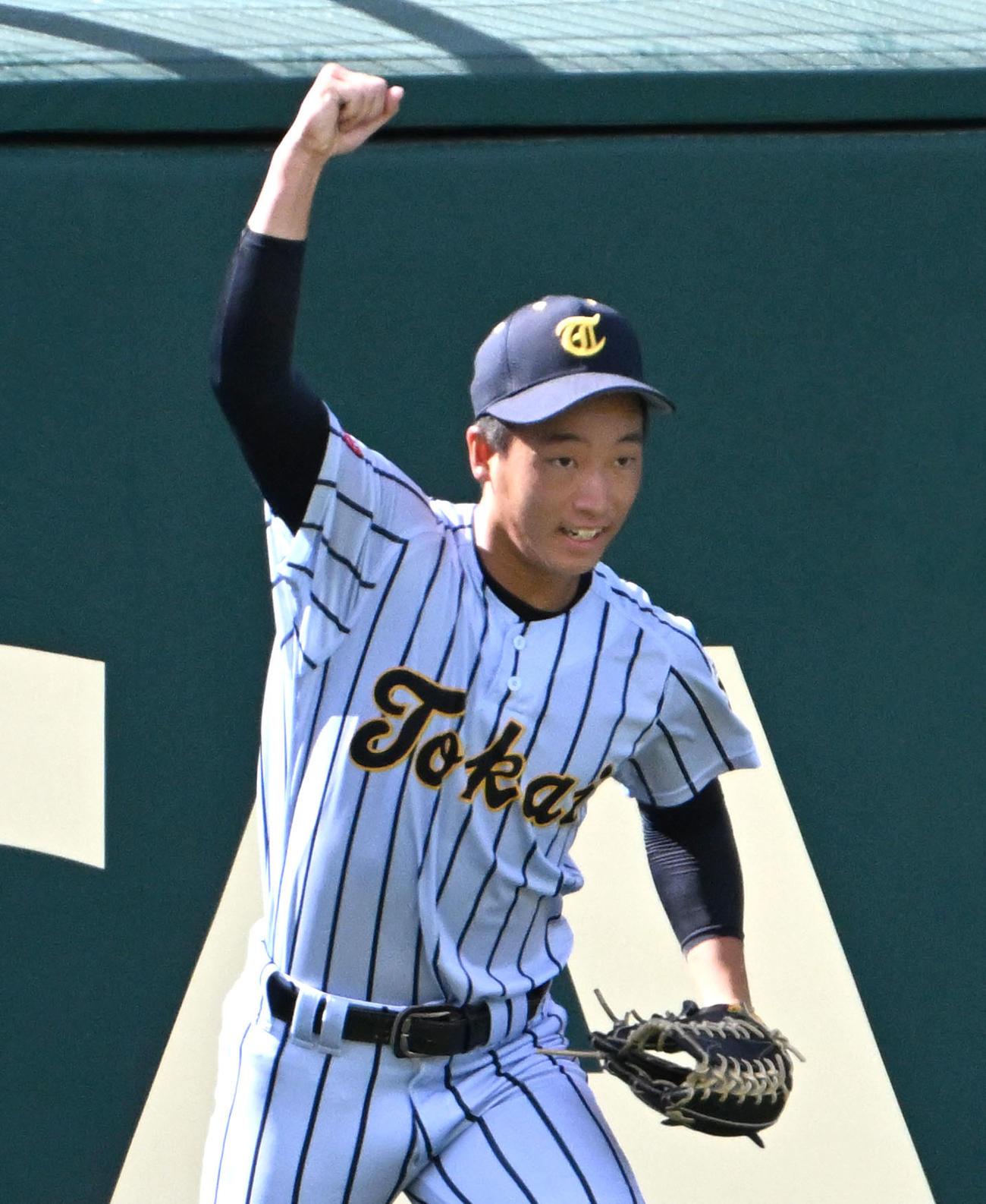 東海星翔対開誠館　3回裏開誠館2死一、二塁、新妻の左飛を好捕しガッツポーズをする平太（撮影・石井愛子）