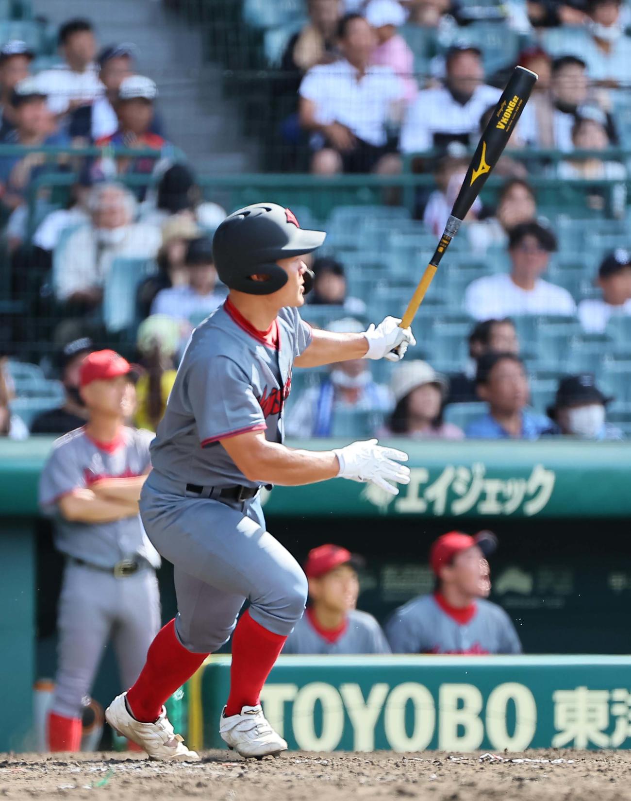 東海大熊本星翔対浜松開誠館　5回裏浜松開誠館2死一塁、新妻は左越えに逆転2点本塁打を放つ（撮影・上田博志）