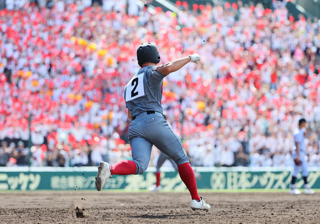 東海大熊本星翔対浜松開誠館　5回裏浜松開誠館2死一塁、新妻は左越えに逆転2点本塁打を放つ（撮影・上田博志）