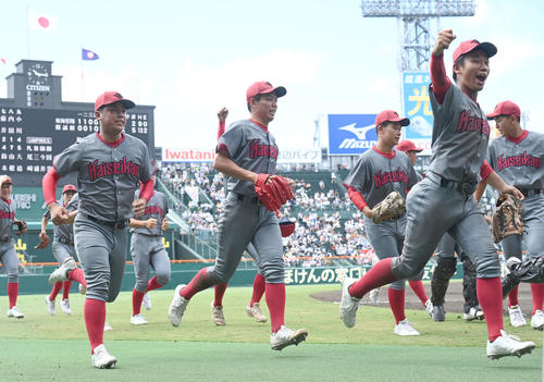 東海大熊本星翔対浜松開誠館 東海大熊本星翔に勝利し喜ぶ浜松開誠館ナイン(撮影・石井愛子)