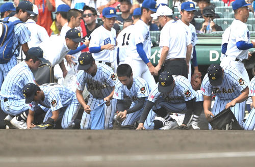 東海大熊本星翔対浜松開誠館 浜松開誠館に負け土を拾う東海大熊本星翔ナイン(撮影・石井愛子)