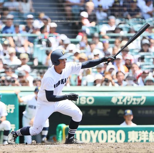 明豊対北海 4回裏北海無死一塁、熊谷は左前打を放つ(撮影・上田博志)