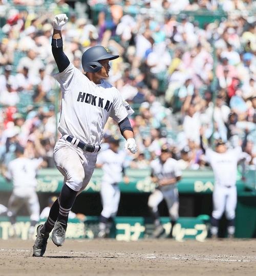 明豊対北海 10回裏北海1死一、三塁、大石は左前にサヨナラ適時打を放つ(撮影・上田博志)
