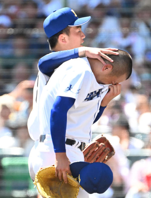 明豊対北海 タイブレーク10回裏北海1死一、三塁、大石にサヨナラ左前適時打を浴び泣き崩れる明豊の野田((手前)撮影・石井愛子)