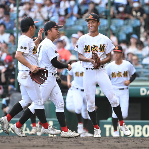 星稜対創成館 星稜に勝利しタッチを交わす創成館・中山(左から2人目)ら(撮影・和賀正仁)
