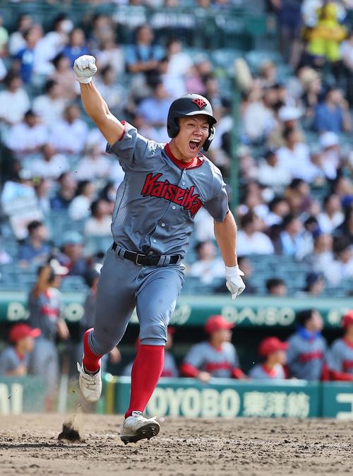 東海大熊本星翔対浜松開誠館 5回裏浜松開誠館2死一塁、新妻は左越えに逆転2点本塁打を放つ(撮影・上田博志)