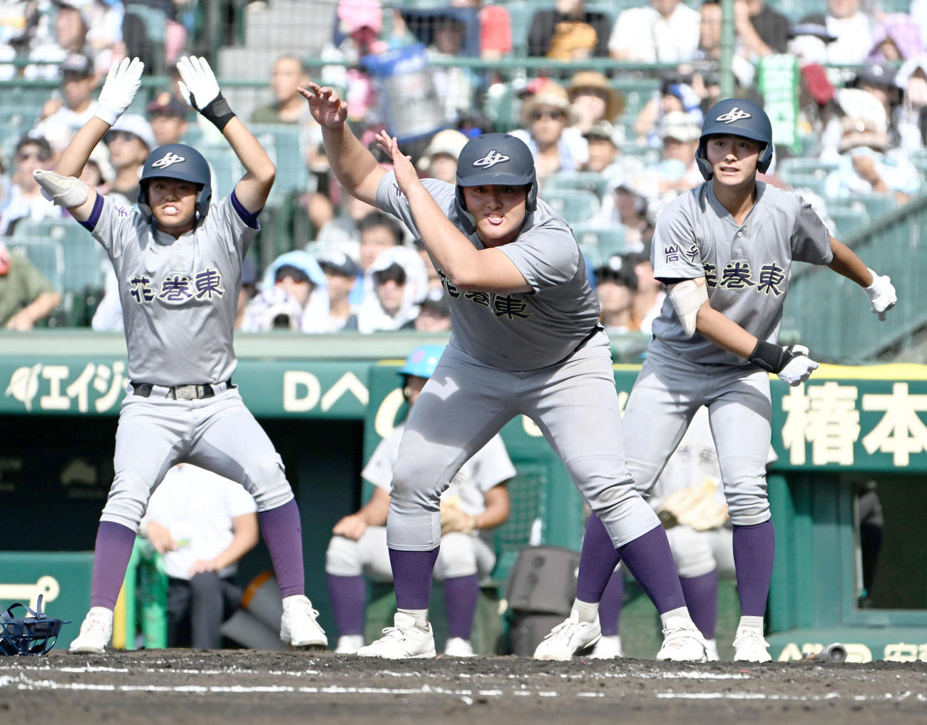 宇部鴻城対花巻東　4回裏花巻東1死二、三塁、佐々木麟（中央）は広内の適時打で本塁突入する北條にスライディングの合図を送る（2023年8月8日撮影）