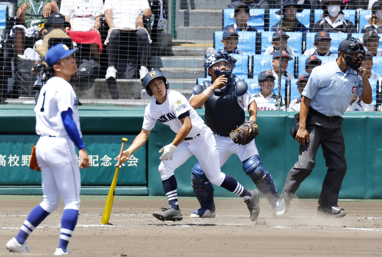 明豊対北海　7回裏北海無死一塁、小保内は左越え2点本塁打を放つ。投手中山（撮影・上山淳一）