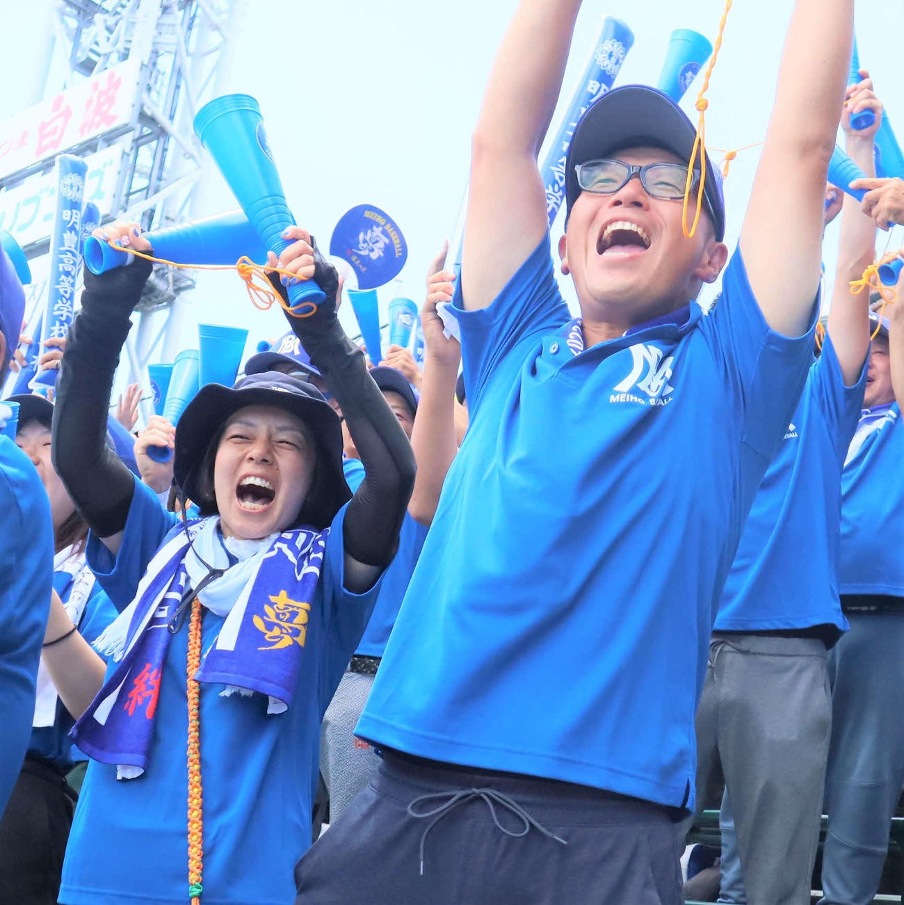 全国高校野球選手権　明豊対北海　アルプスで明豊ナインを応援する吉川孝成さんの父・聖哉さん（右）と母・久美さん（撮影・村松万里子）