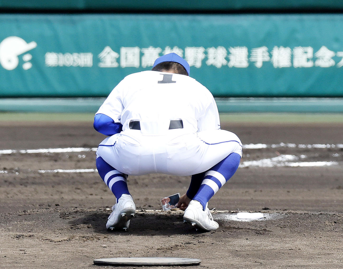 明豊対北海　明豊先発の中山は故・吉川孝成さんの写真をマウンドにつける（撮影・上山淳一）