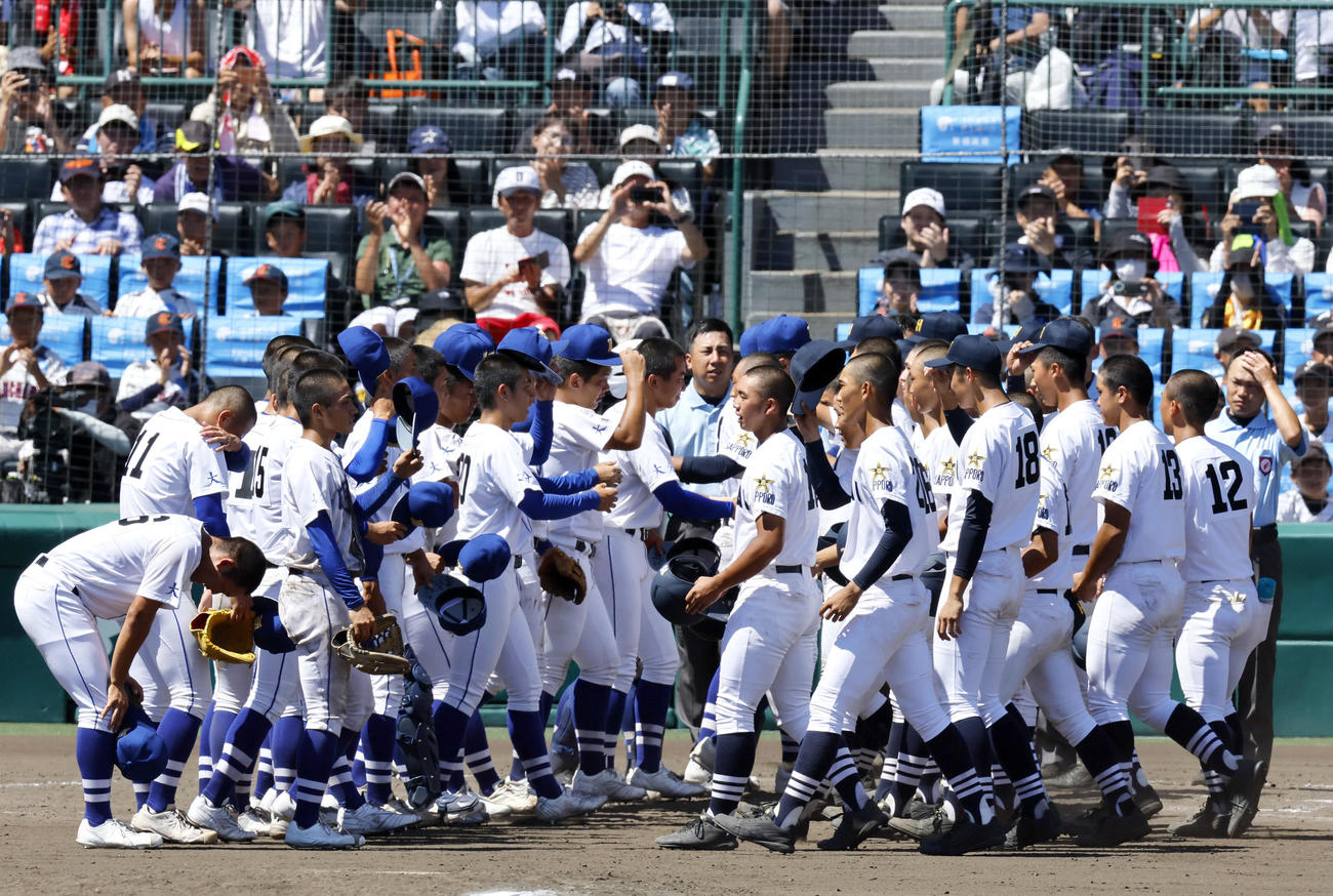 明豊対北海　タイブレーク10回裏で北海が勝利し、健闘をたたえ合う両チームの選手たち（撮影・上山淳一）