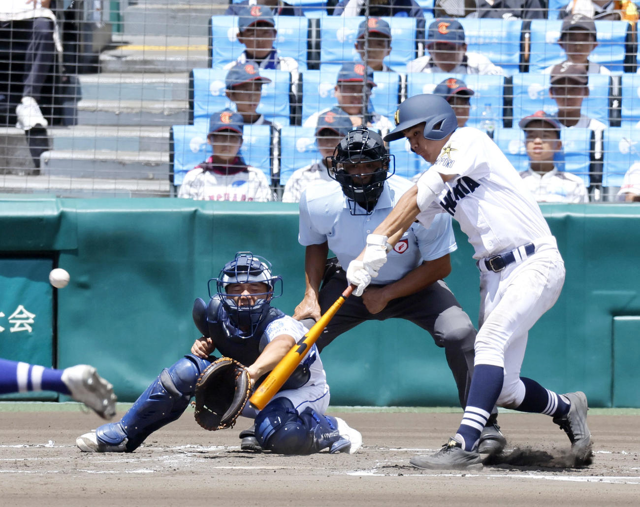 明豊対北海　6回裏北海1死二塁、幌村は右前適時打を放つ（撮影・上山淳一）
