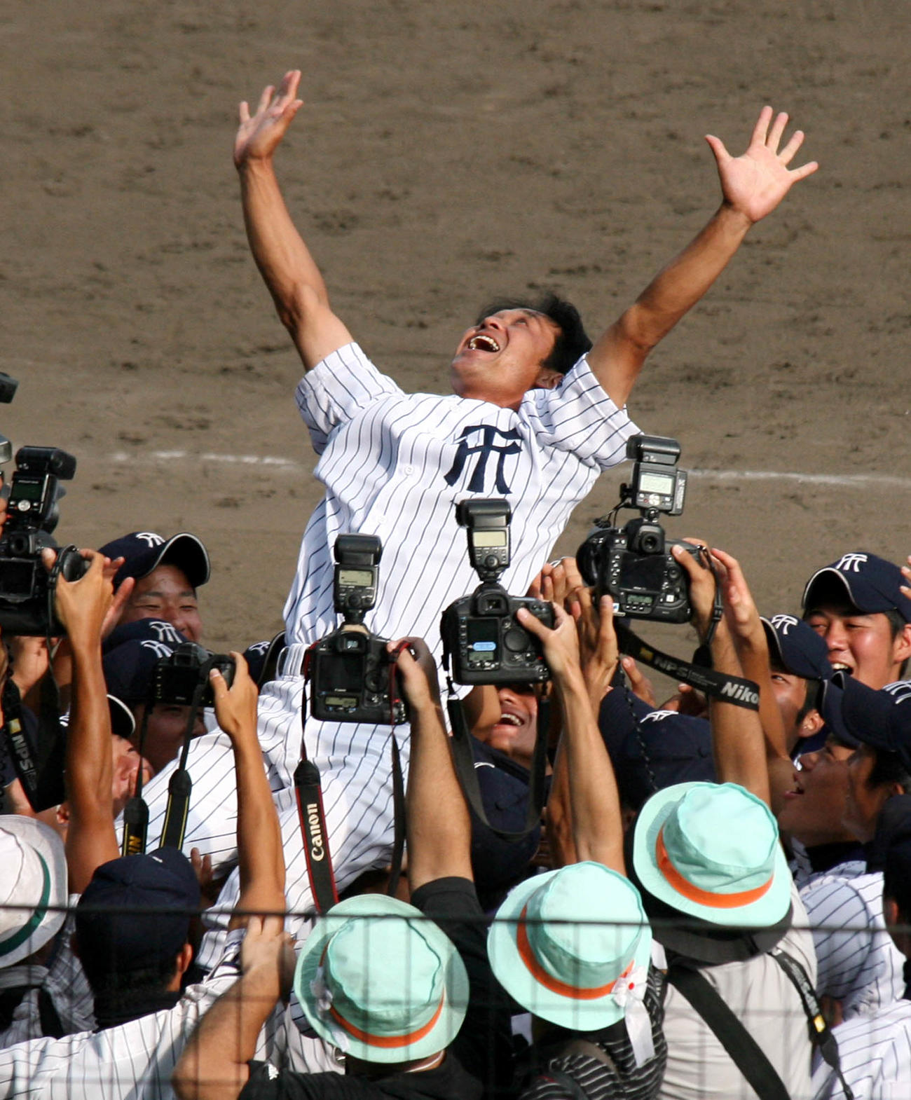 08年夏の甲子園で準優勝の常葉学園菊川・佐野心監督は選手に胴上げされる