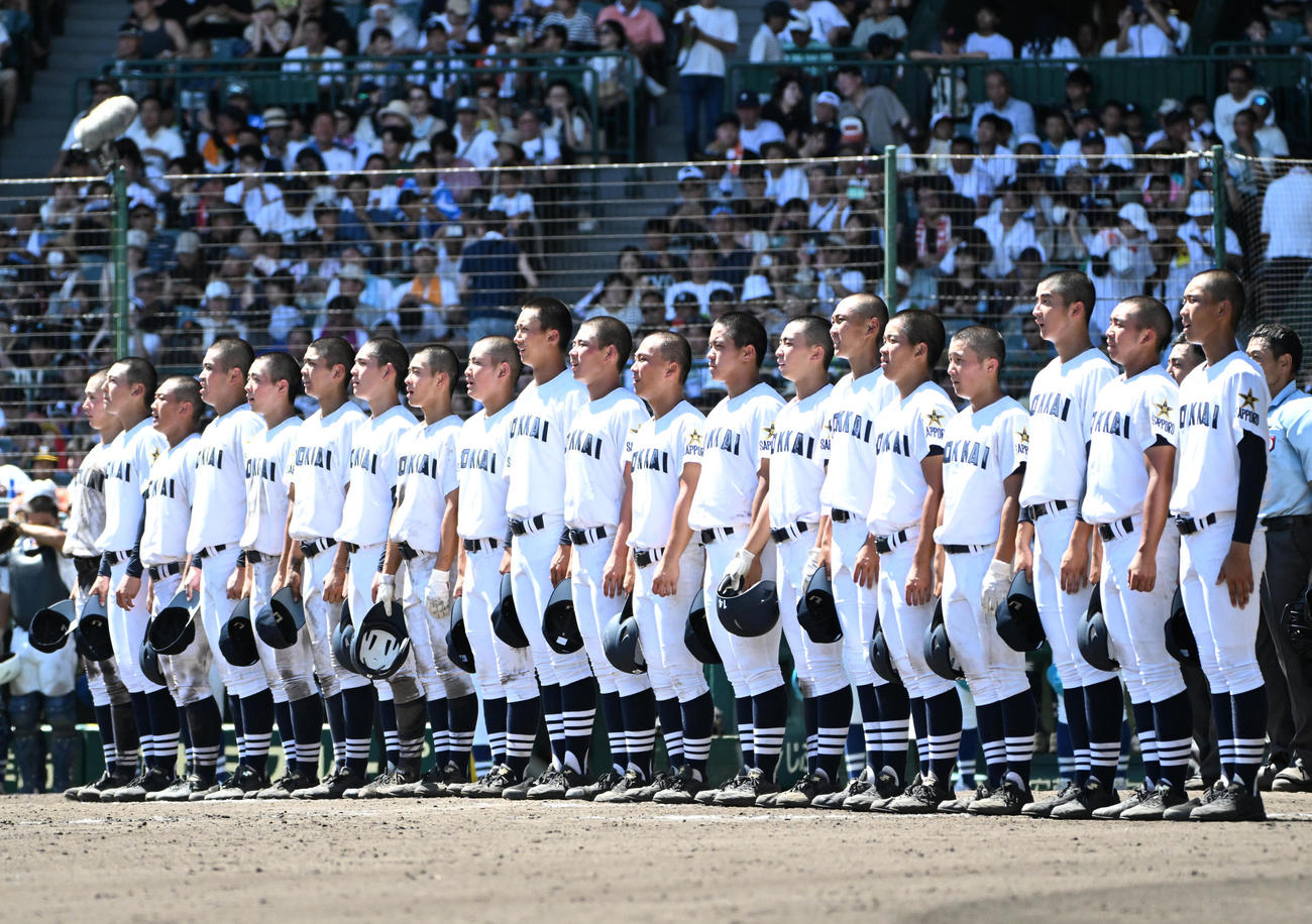 明豊対北海　明豊に勝利し校歌を歌う北海ナイン（撮影・石井愛子）