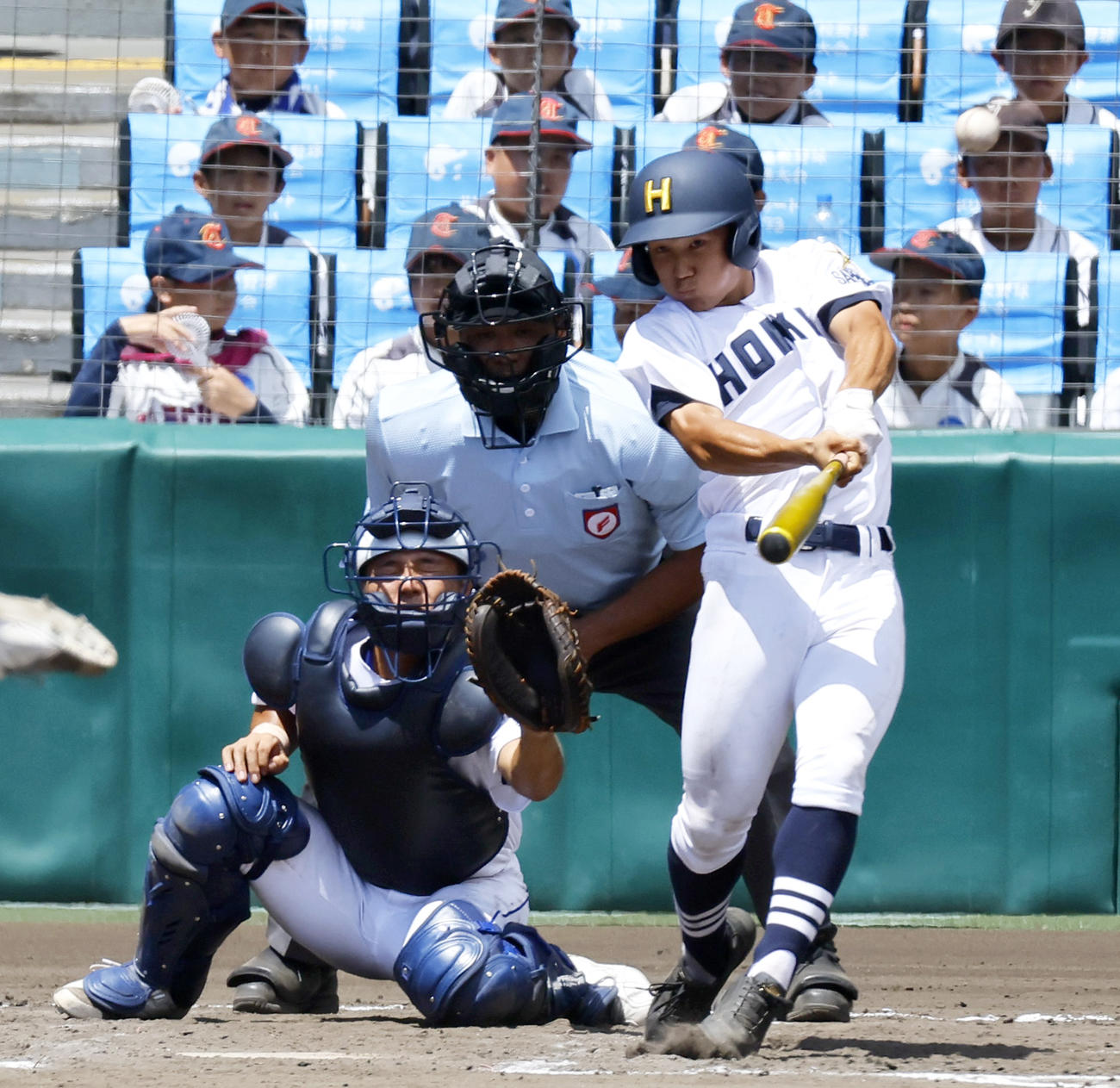 明豊対北海　7回裏北海無死一塁、小保内は左越え2点本塁打を放つ（撮影・上山淳一）