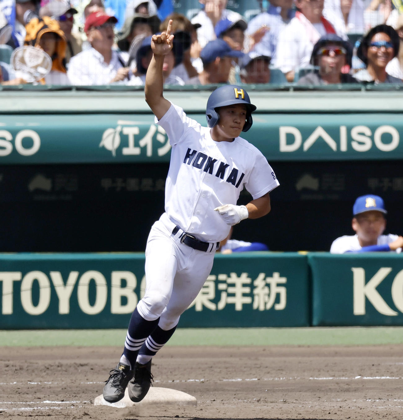 明豊対北海　7回裏北海無死一塁、小保内は左越え2点本塁打を放ちポーズを決める（撮影・上山淳一）