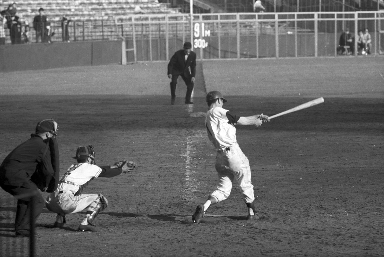 1963年4月4日、第35回選抜高校野球　第9日　準決勝　早実対北海　9回裏北海2死二塁、フルカウントから打った吉沢勝の一打は右中間へ。右翼手下村と中堅手多田の差し出すグラブをはじいてランニングホームランとなりサヨナラ勝ちを決めた