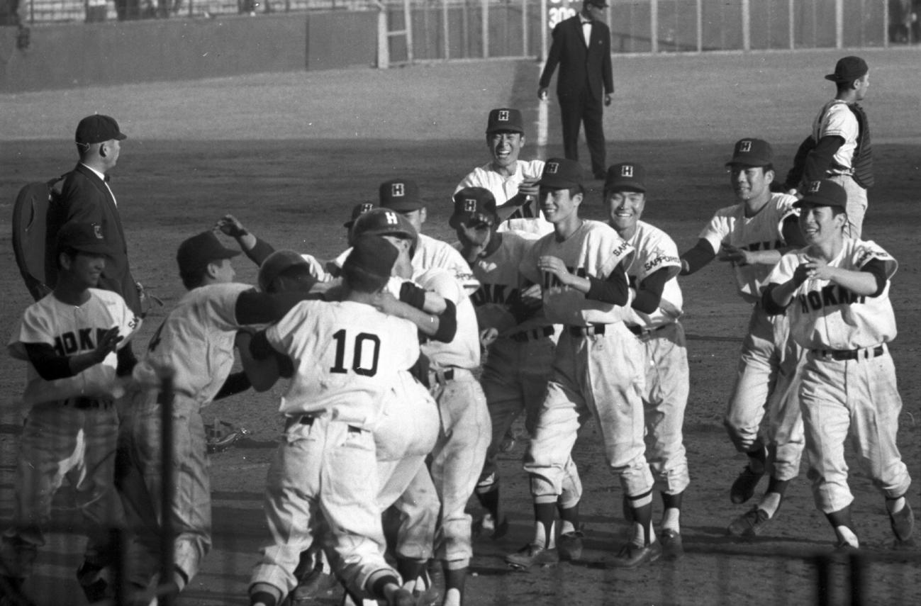 1963年4月4日、第35回選抜高校野球　第9日　準決勝　早実対北海　9回裏北海2死二塁、フルカウントから打った吉沢勝の一打は右中間へ。右翼手下村と中堅手多田の差し出すグラブをはじいてランニングホームランとなりサヨナラ勝ちを決めた