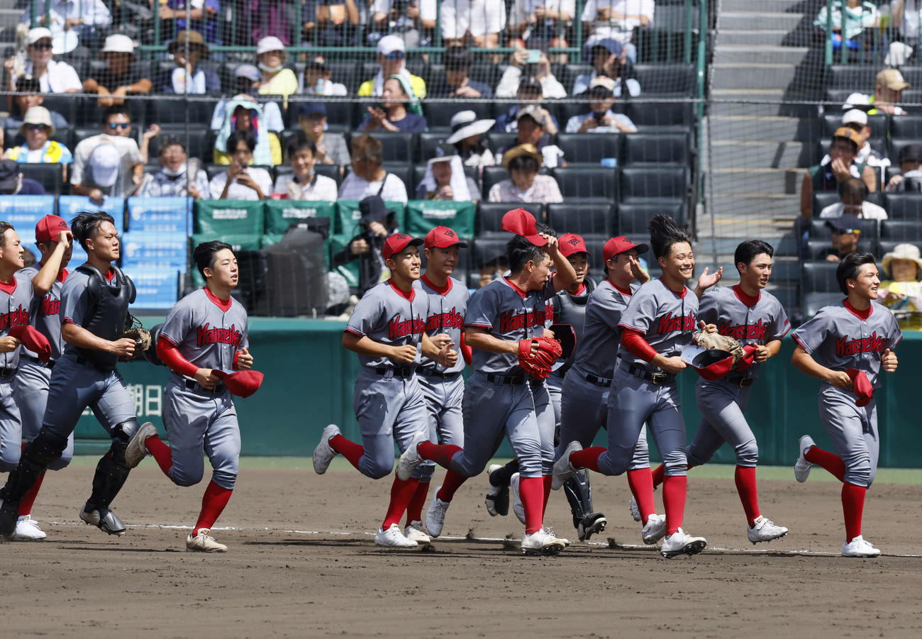 東海大熊本星翔対浜松開誠館　東海大熊本星翔に勝利し、応援席に向かって笑顔で駆けだす浜松開誠館ナイン（撮影・上山淳一）