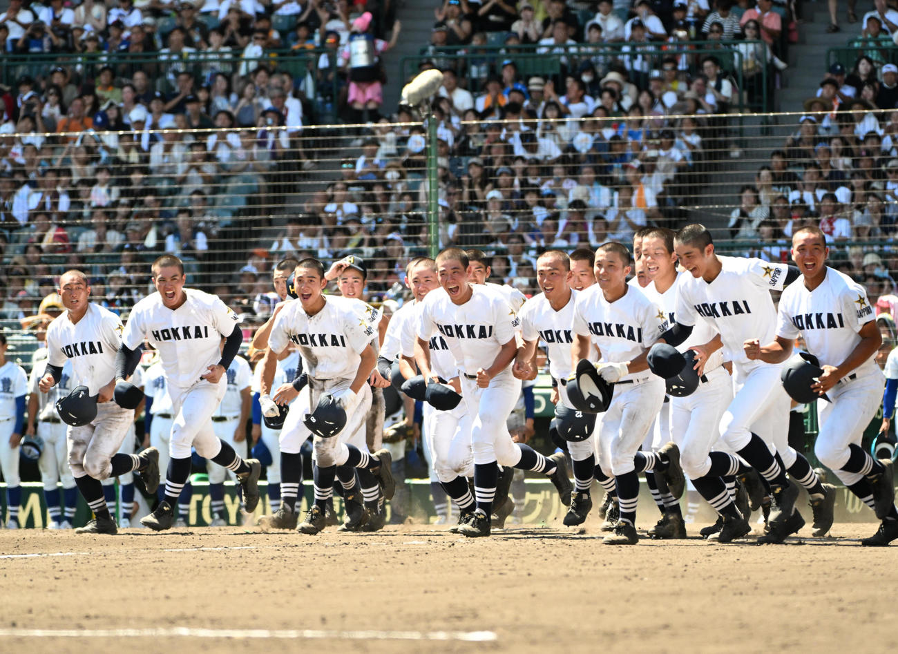 明豊対北海　明豊に勝利しアルプスへ駆け出す北海ナイン（撮影・石井愛子）
